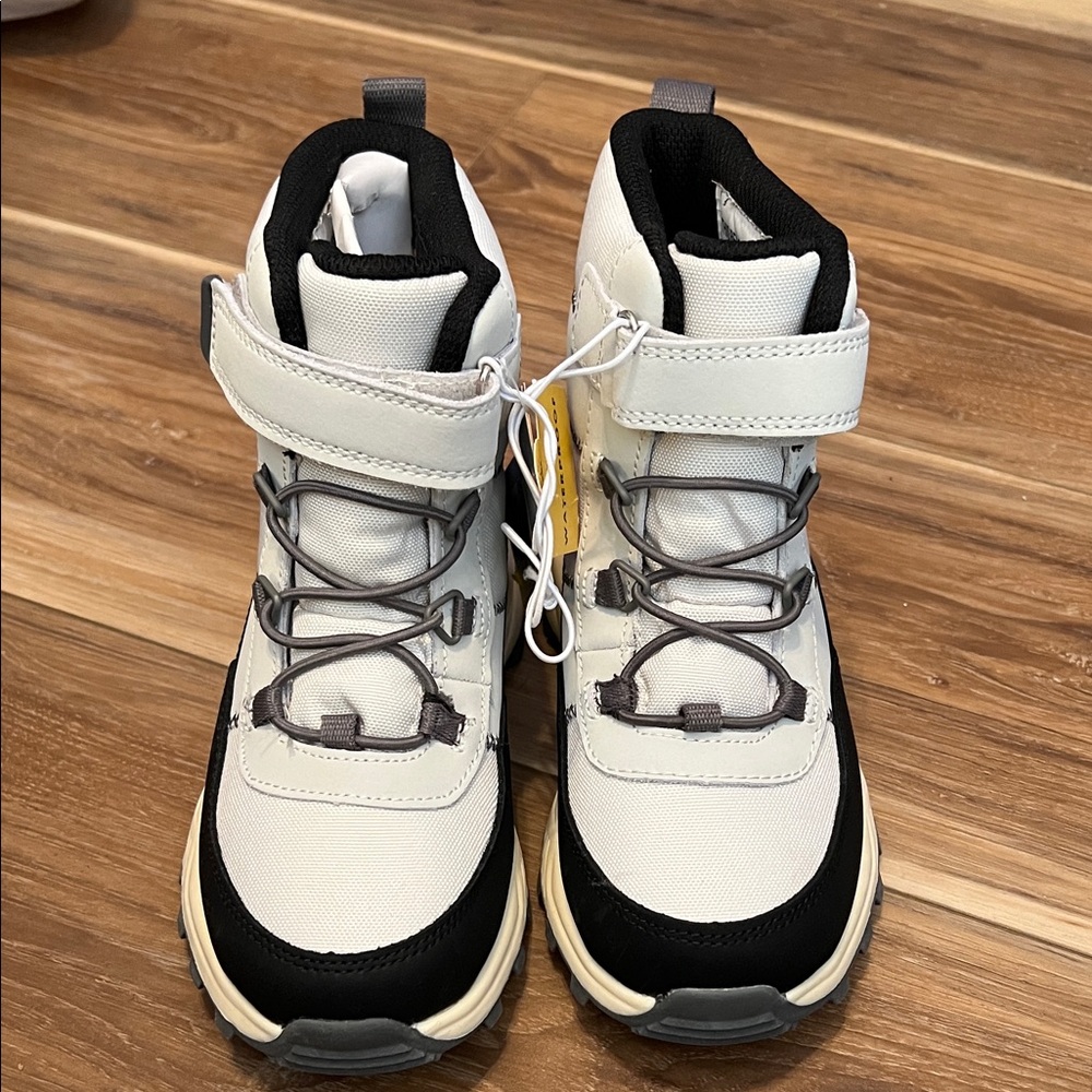 Cat & Jack Kids Boots - Black and White Waterproof Warmer